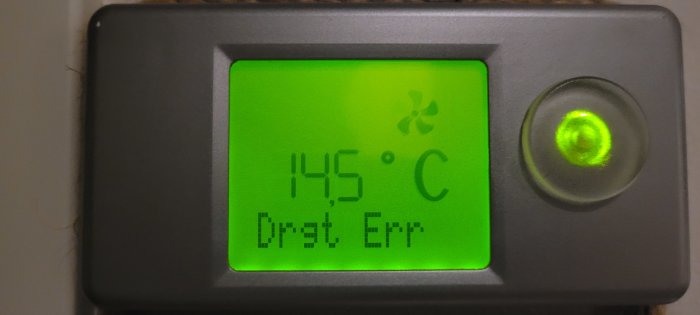 Digital display som visar 145,5 °C och felmeddelandet "Drgt Err" med en upplyst grön varningslampa.