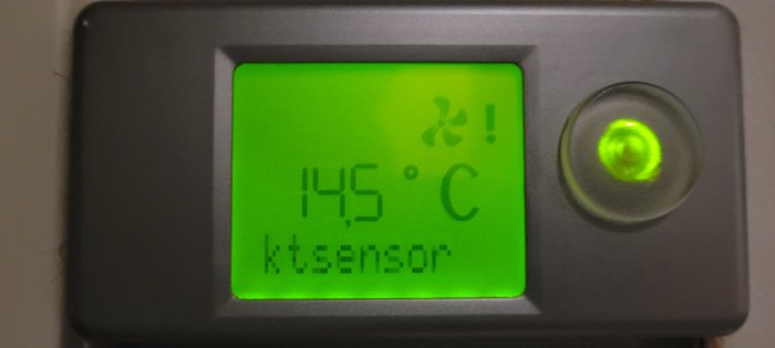 Digital display som visar 14,5°C och "Driftstopp kt sensor" med en varningsikon och en lyckad lysdiod.