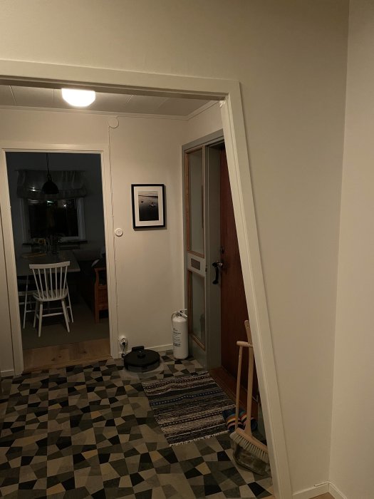 Dörrpost med ovanliga vinklar i ett hem med synlig del av en dörr och hallinteriör.