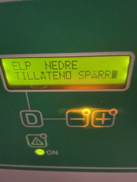 Display på en varmvattenberedare med texten "ELP NEDRE TILLÅTEN SPÄRR" och en tänd grön lampa.