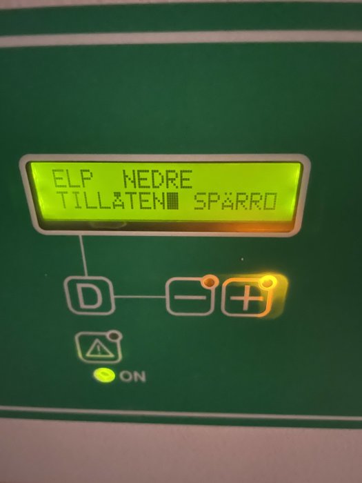 Display på varmvattenberedare med texten "EL NEDRE TILLÅTEN SPÄRRD" och två indikatorlampor, en grön (PÅ) och en orange.