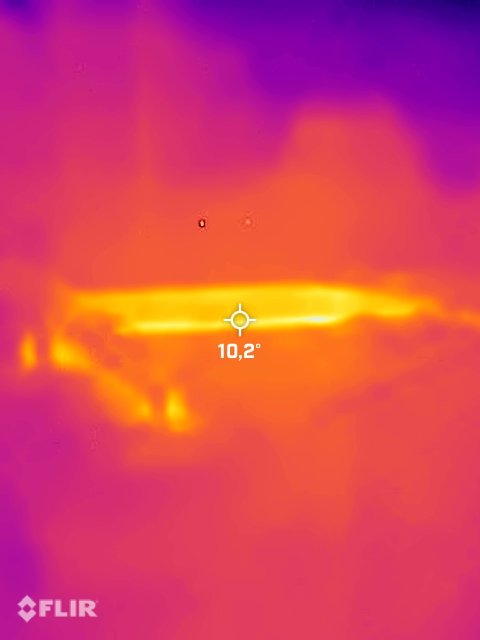 Värmekamerabild som visar en varm kantbalk och byggplatta med temperaturen 10,2 grader Celsius.