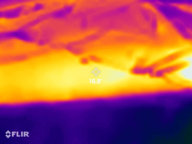 Värmekamerabild visar olika temperaturzoner på en byggplatta med 16,8 grader markerat.