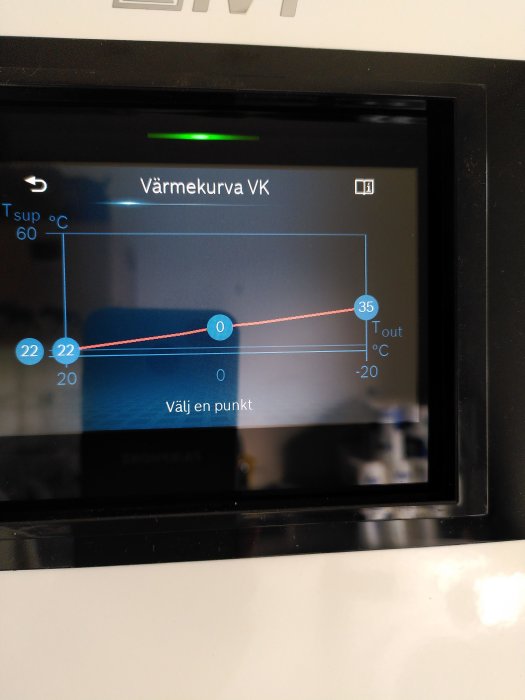 Digital värmekurva på skärm med texten "Värmekurva VK" och temperaturinställningar.