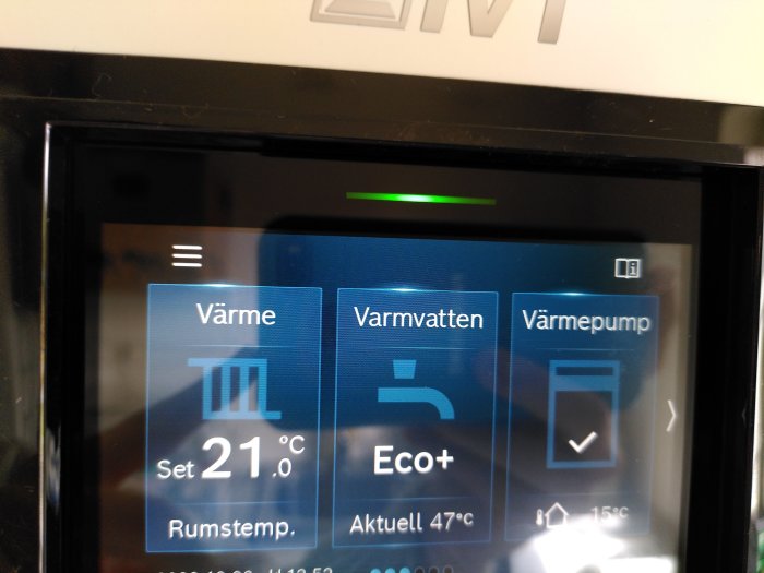 Termostatpanel som visar inställningar för värme och varmvatten med aktuell rums- och vattentemperatur.