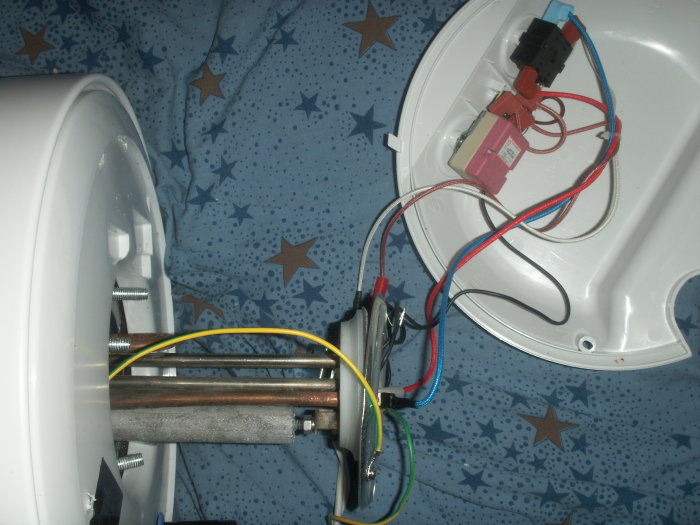 Öppnad Biltemas varmvattenberedare med synlig offeranod och elektriska komponenter före installation.