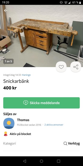 Använd snickarbänk med skruvstycken och förvaringslådor i en verkstad.