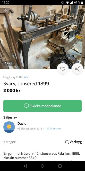 Gammal träsvärv från Jonsereds Fabriker, daterad 1899, med verktyg i en verkstadsinställning.