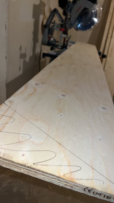 K-plywood med uppritad markering för sågning, förstärkning av takstol.