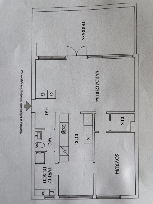 Planritning av en lägenhet med sovrum, vardagsrum, kök, WC, dusch och terrass.