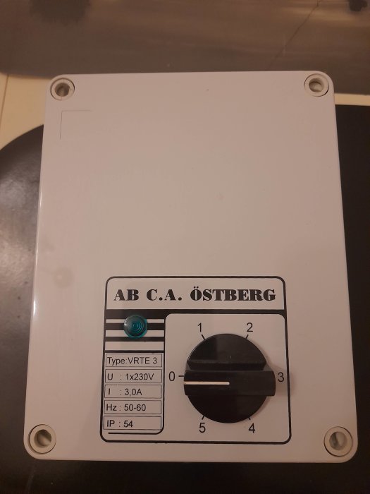 Vit väggmonterad fläktkontroll med fem hastighetssteg från AB C.A. Östberg.