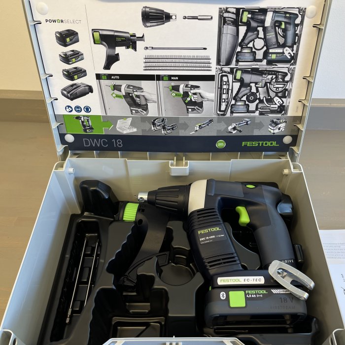 Ny skruvautomat från Festool i öppnad förpackning med extra batteri, modell DWC 18.