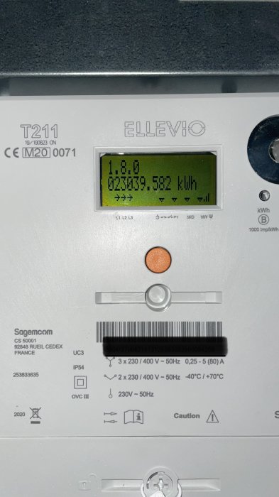 Närbild på en Sagemcom T211 gruppcentral med energianvändning på displayen, 62339,582 kWh.