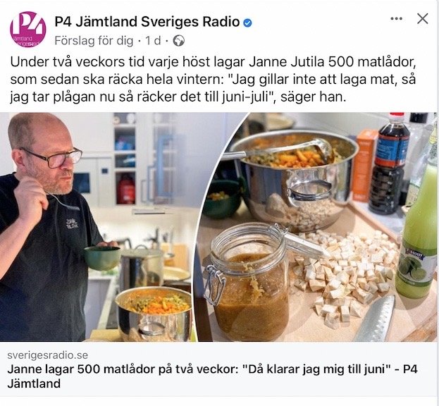 En man smakar på mat i ett kök, med burkar av hemlagade matlådor och ingredienser på bänken.