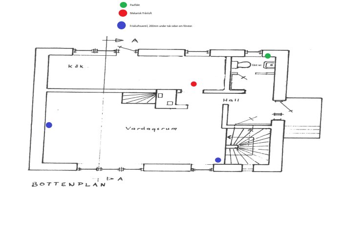 Ritning av bottenvåning med markerade platser för parfläkt, mekanisk frånluft och friskluftsventil.