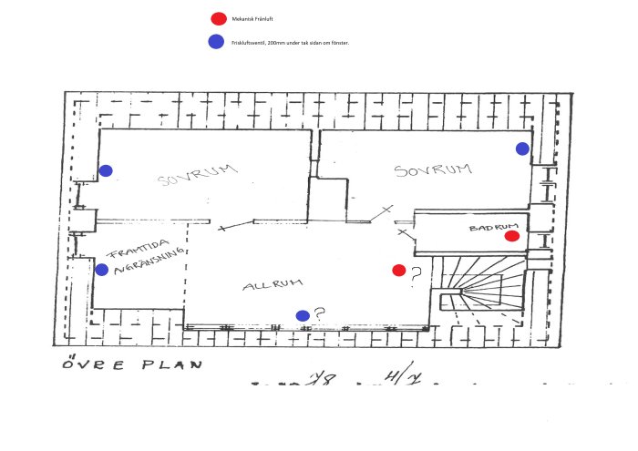 Ritning av övre plan i en bostad med markerade positioner för mekanisk frånluft och friskluftsventiler.