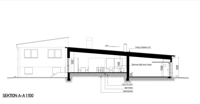 Arkitektritad sektion A-A skala 1:100 av hus med mått och material specifierat, inklusive taklutning och snitt genom grund.