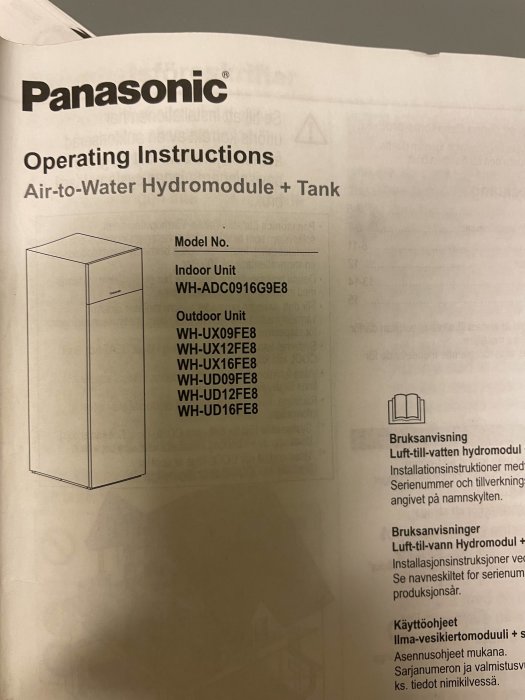 Bruksanvisning för Panasonic luft-till-vatten hydromodul och tank, visas upp på ett papper.