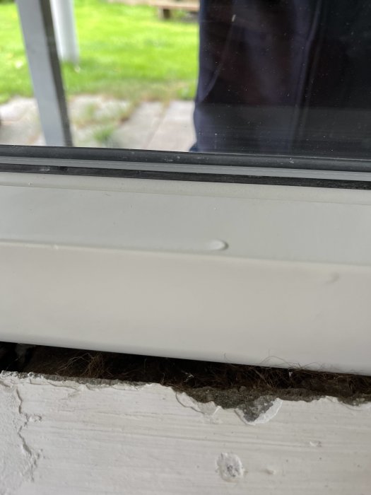 Närbild på fönsterkant som visar tecken på otillräcklig tätning och isolering.
