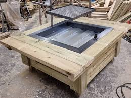 Egetbyggt träbord i verkstad med inbyggd bordscirkelsåg.