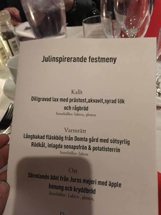 Meny med julinspirerad festmåltid, inkluderar rätter och allergiinformation.