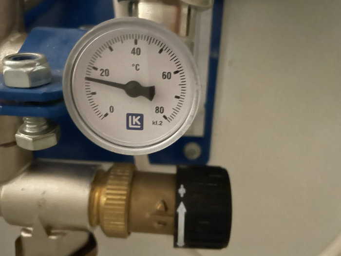 Termometer på en VVS-installation visar cirka 20 grader Celsius.