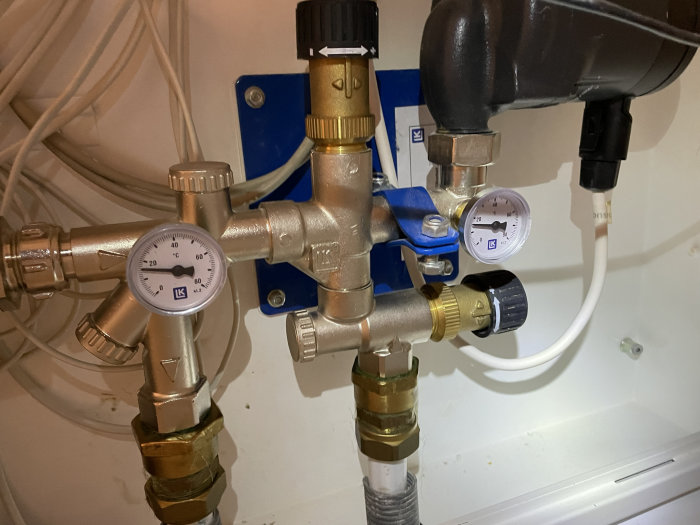 Installation av värmesystem med mätningsinstrument och kopplingar i ett hem.