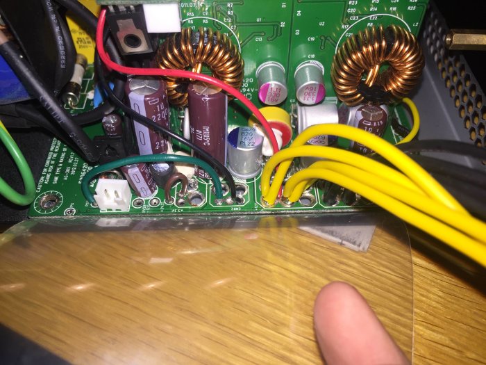 Modifierat nätaggregat med lödda kablar, induktorer och kondensatorer på ett kretskort.