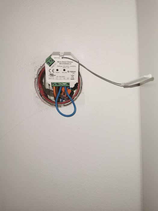 Sunricher Zigbee micro smart dimmer installerad i takdosan, redo att styras av Ikea Home app.