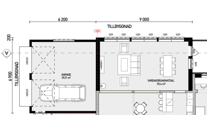 Planritning över en tillbyggnad med måttangivelser, inkluderande garage och vardagsrum/matsal.