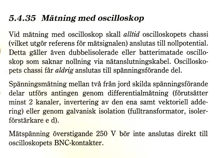 Sida med text om hur man mäter med ett oscilloskop och säkerhetsanvisningar för anslutning till nollpotential och spänning över 250 V.