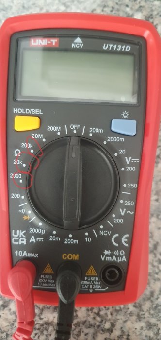 Multimeter med inställningsvred markerat för mätning av ohm med siffrorna 200, 2k, 20k, 200k, 20M.