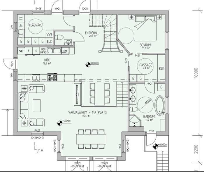 Grundritning av ett hus med kök, vardagsrum, sovrum, badrum och entréhall markerade och dimensionerade.