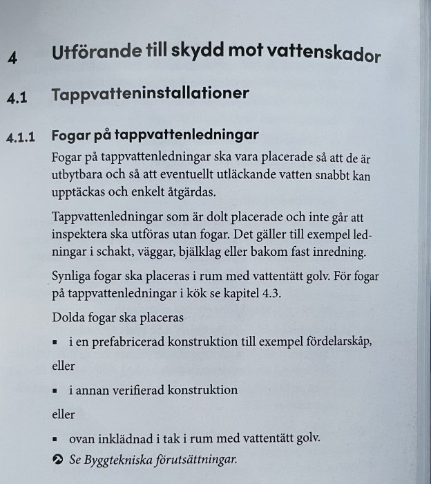 Sida ur handbok om utförande av skydd mot vattenskador med rubrik och text om tappvatteninstallationer och fogar.