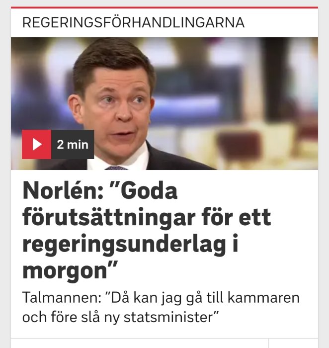 Skärmklipp av nyhetsartikel om regeringsförhandlingar med en manlig talare.