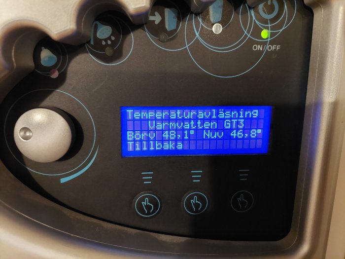 Digital display som visar temperaturinställning på en värmepump, nuvarande värde 46.8 grader Celsius.