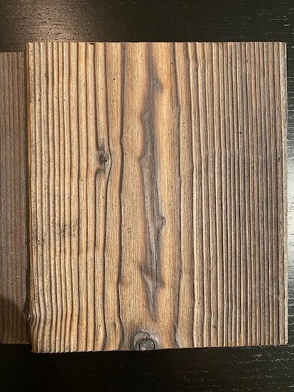 Närbild av bränt trä med distinkt textur och ådring, sannolikt shou sugi ban-teknik.