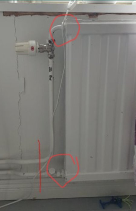 Radiatoranslutning med termostatventil upptill och anslutning nedtill, med markerat cc-mått på vägg.