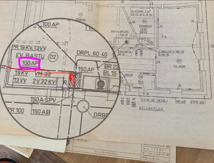 Ritning över källarplan med en rosa markering och texten "100AP" vid platsen för en eventuell bastu.