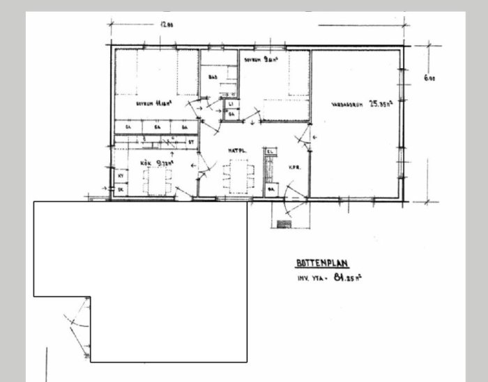 Ritning av bottenplan för ett hus med rum indikationer och måttangivelser.