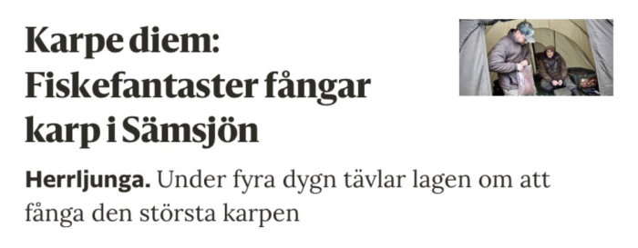 Två personer i ett tält visar upp en nyligen fångad karp under en fisketävling.