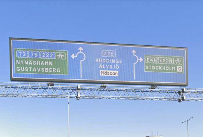 Vägskylt med trafikledning för Nynäshamn, Gustavsberg, Huddinge, Älvsjö, Mässan och Stockholm C.