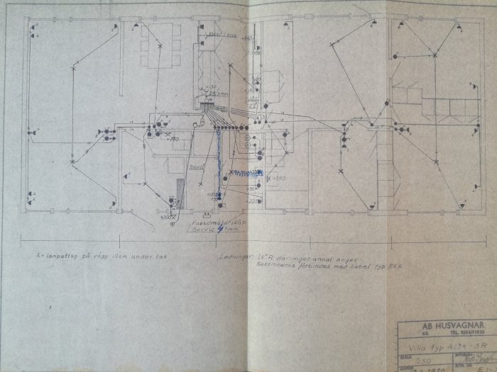 Ritning av elschema för enplanshus visar placering av lampor, uttag och ledningar på ett papper.