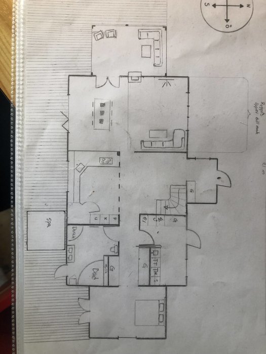 Handritad skiss av en husplan med markerade rum och möblering.