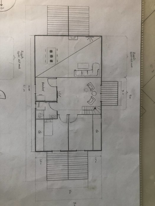 Tidig handritad skiss av ett hus med markerade rum, möbler och måttangivelser.