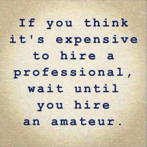 Inspirerande citat på texturerat papper: "If you think it's expensive to hire a professional, wait until you hire an amateur.