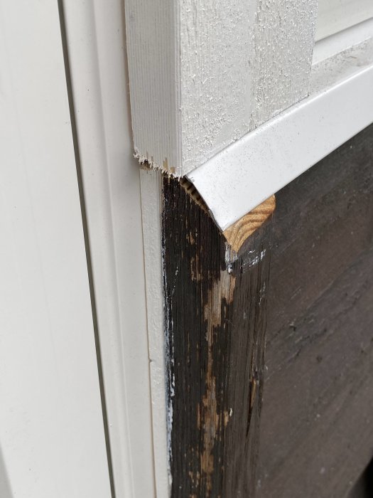 Fönsterbleck och trasigt träfönster, färgskalning, inga hela lister, omlagda plåtar.