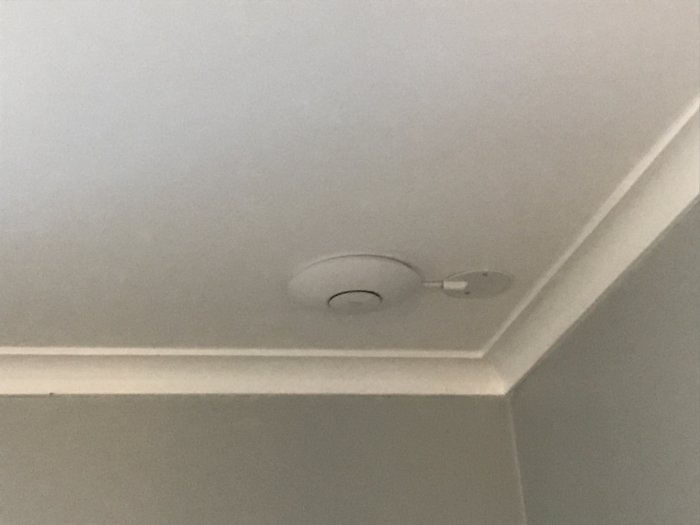 Diskret accesspunkt monterad i taket för bättre WiFi-täckning i hemmet.