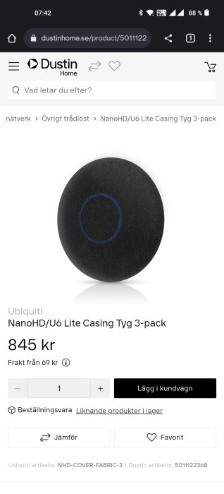Nanohd/U6 Lite tygklädsel i svart med blå kontur, visas på Dustin Home webbsida.