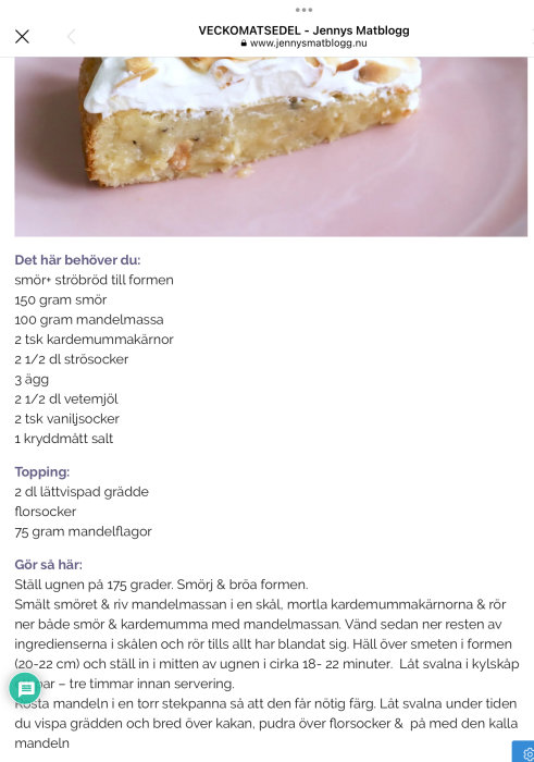 En bit semmelkladdkaka med grädde och mandelspån på rosa tallrik.